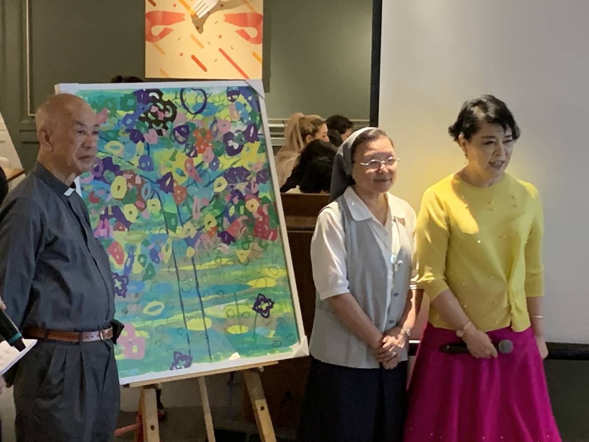 聲樂家簡文秀(右)除了公益演唱，更響應畫作義賣支持華光社福基金會