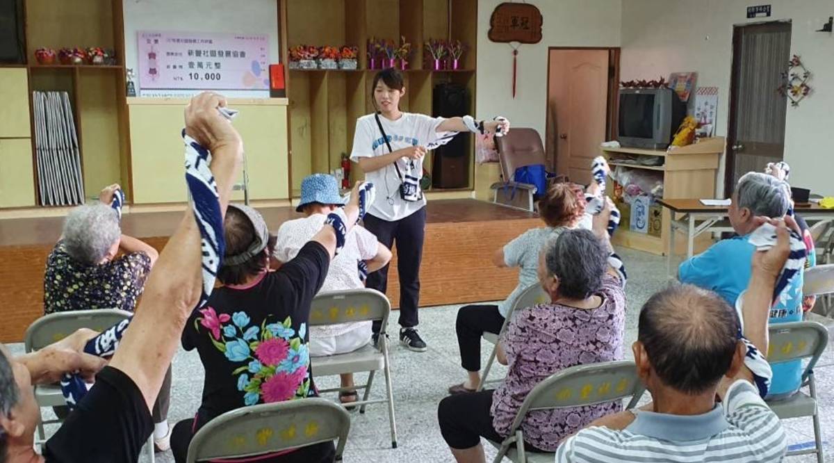 今年從臺東大學畢業的林庭瑄，在學期間經USR計畫課程體認偏鄉長照困境，選擇留在臺東服務，盼幫助促進偏鄉長輩健康。