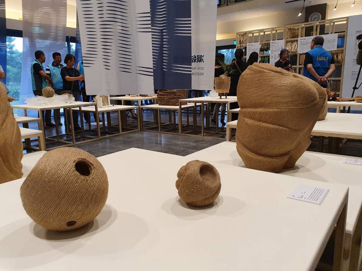 「凝結的浪－臺東工藝材質復育展」，呈現近30件以植物材質為基礎的作品。