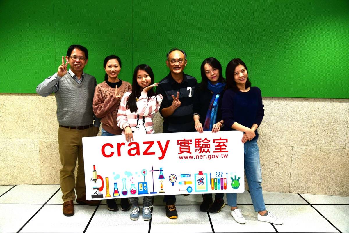 教育電臺少年科普「Crazy實驗室」節目主持人邱珮瑜（左三） 錢偉鈞(右三)與彰化分臺團隊