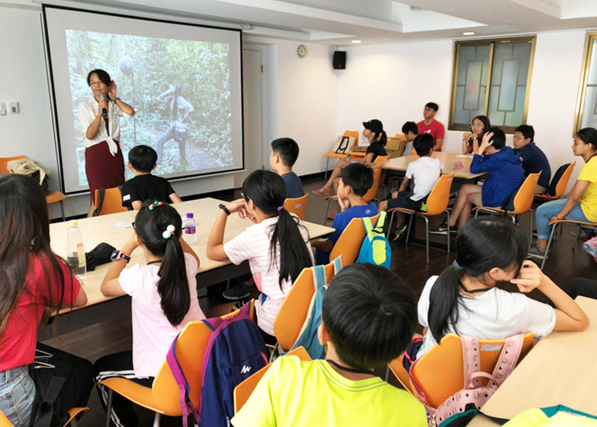 同學們認真聆聽講師帶來大自然難得的聲音