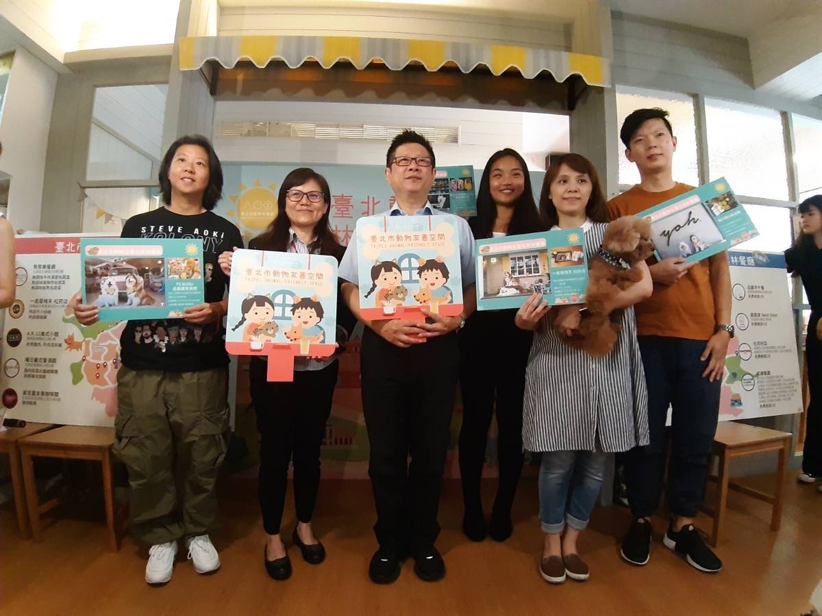 臺北市產業局長林崇傑、動保處長宋念潔與4家毛其林餐廳代表歡迎毛爸媽蒞臨動物友善餐廳