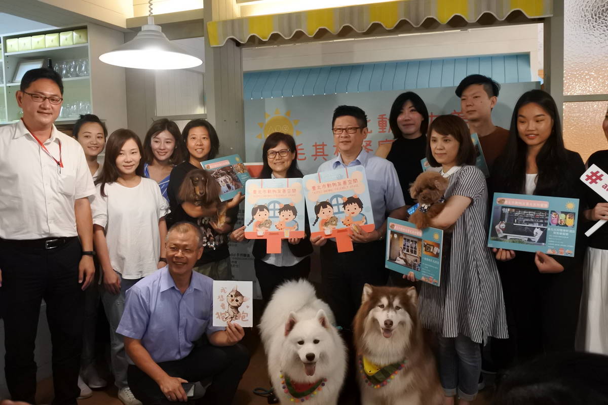 產業局及動保處與各業者一同支持動物友善空間