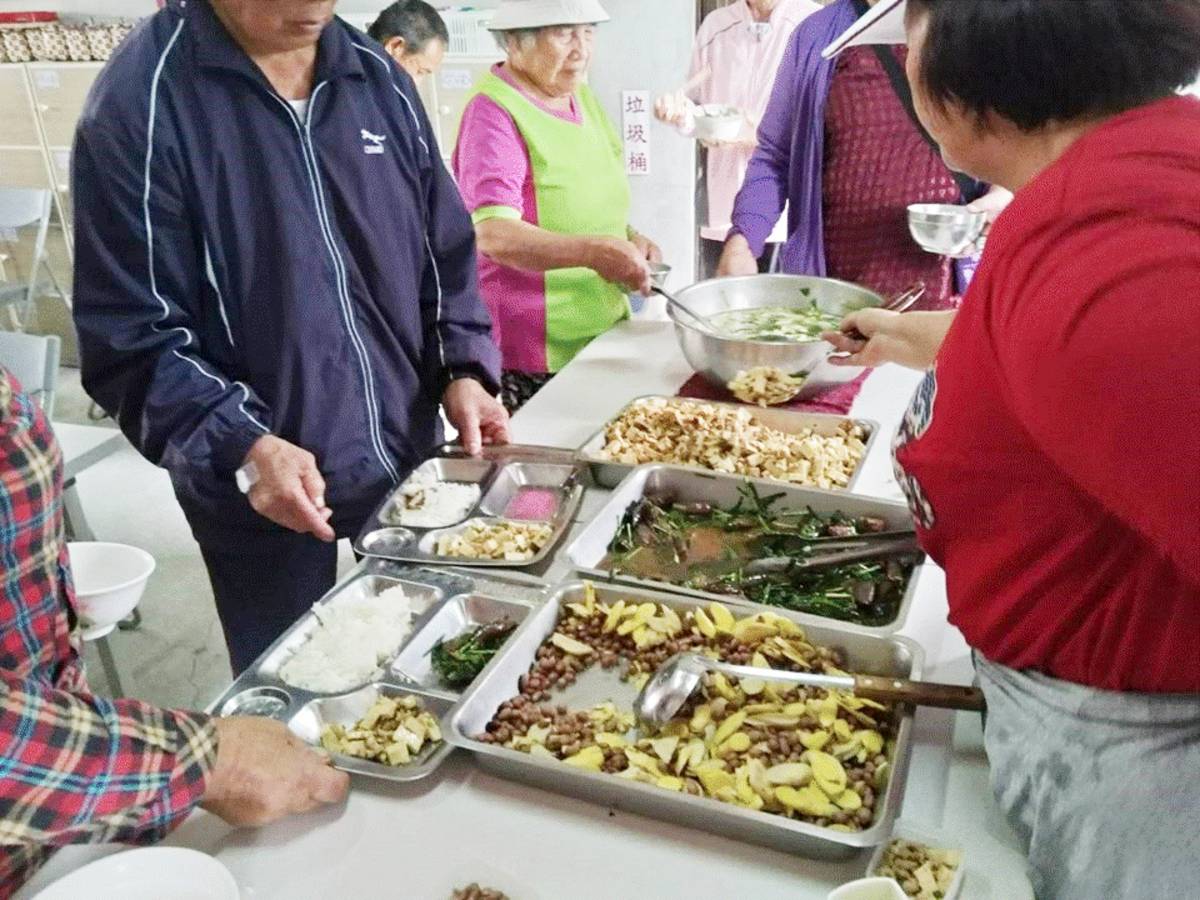 臺東縣環保局輔導社區在老人共餐時提供環保餐具取代一次性餐具。