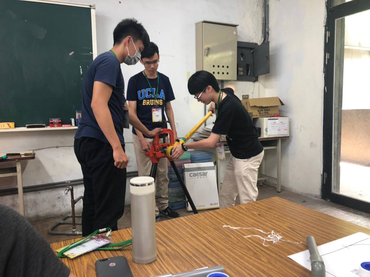 學生練習使用鉸牙器。