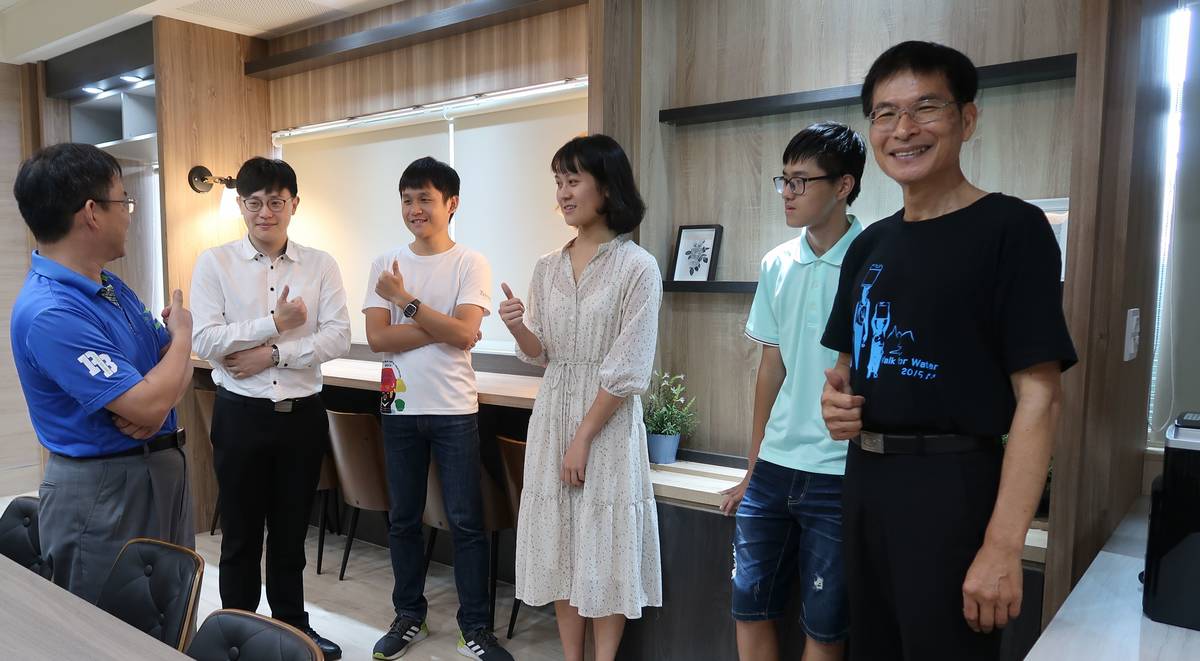 力推行動閱讀的呂興忠主任(圖右)是校長王延煌(圖左)心中三力好老師，是學生心中充滿熱情的好老師