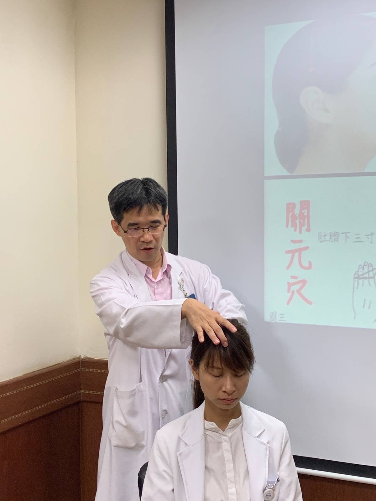 中山附醫中西整合醫療科主任林榮志示範按壓穴道