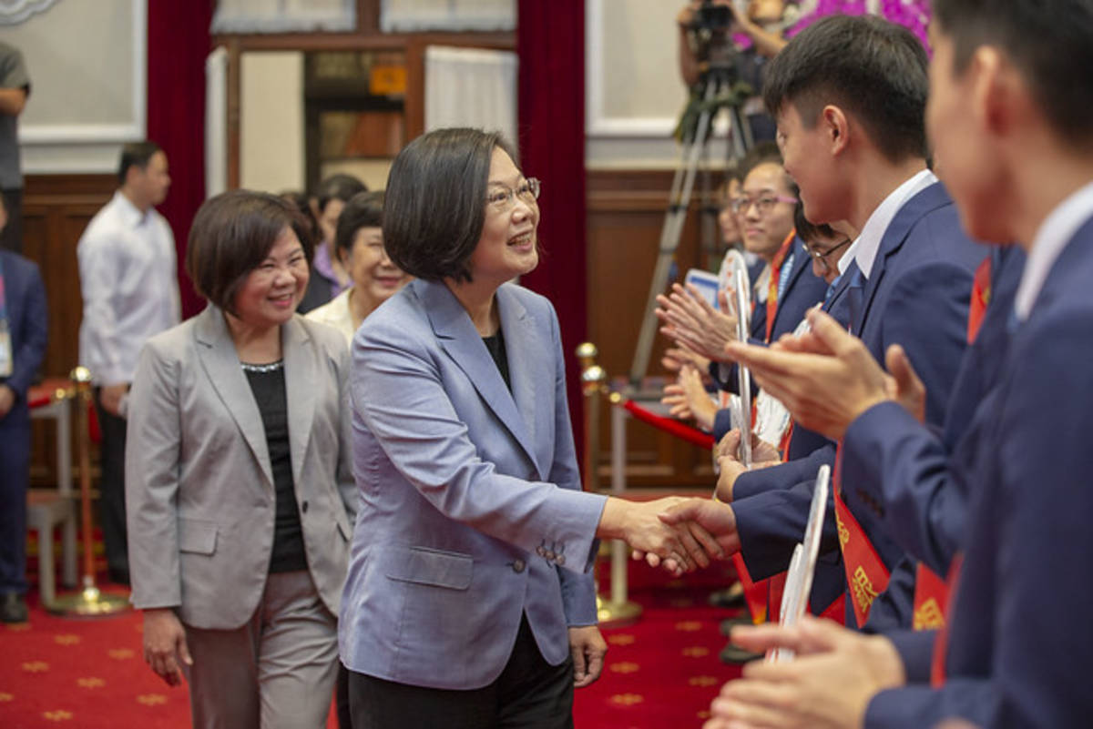 蔡英文總統接見「第45屆國際技能競賽代表團」(總統府提供)
