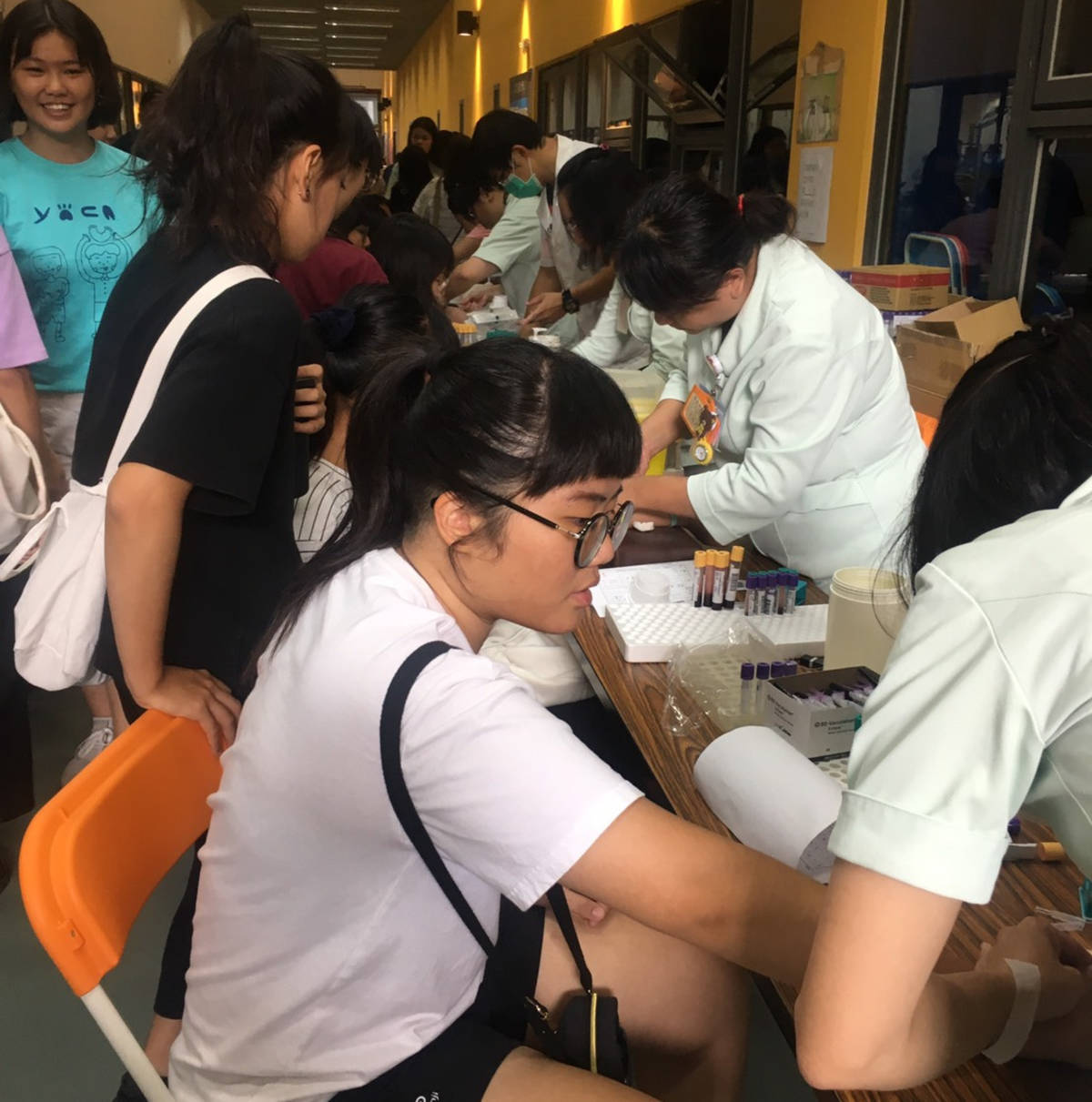 臺東大學新生健康檢查第一次與榮民總醫院臺東分院合作，醫療團隊為學生進行抽血。