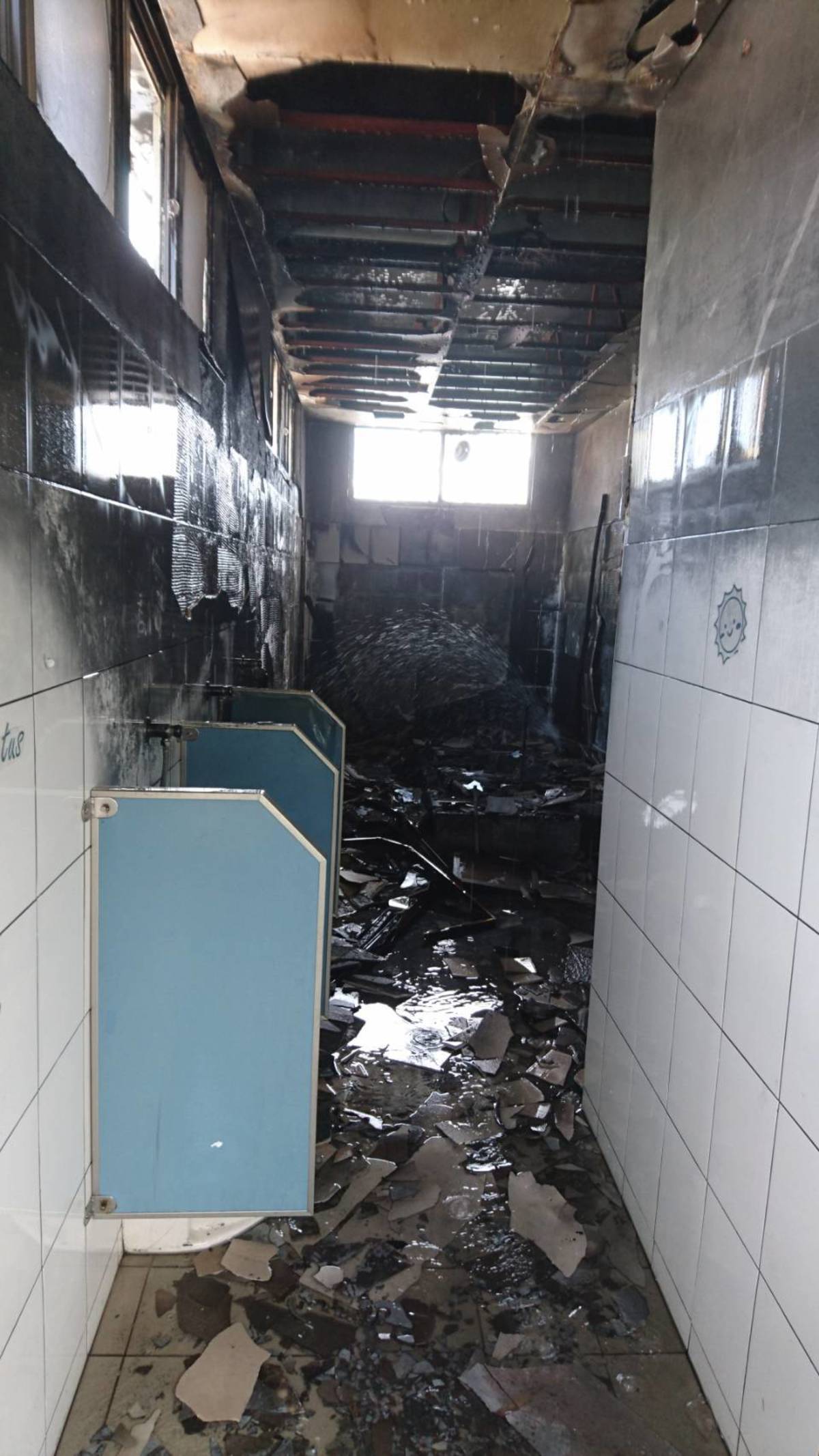 成功國小C棟2樓男廁發生火警，燃燒面積約3坪，整間廁所幾乎焦黑損毀。