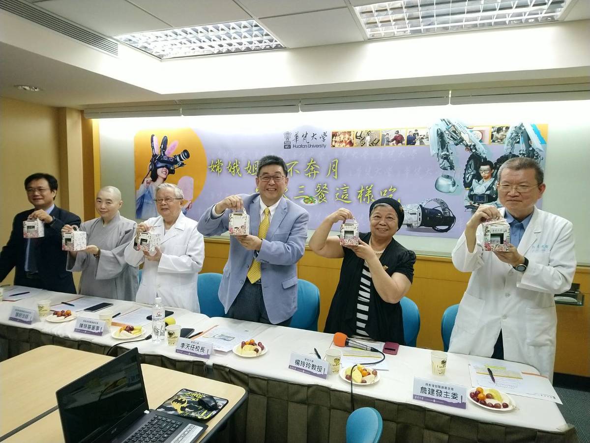 華梵大學校長李天任(中)