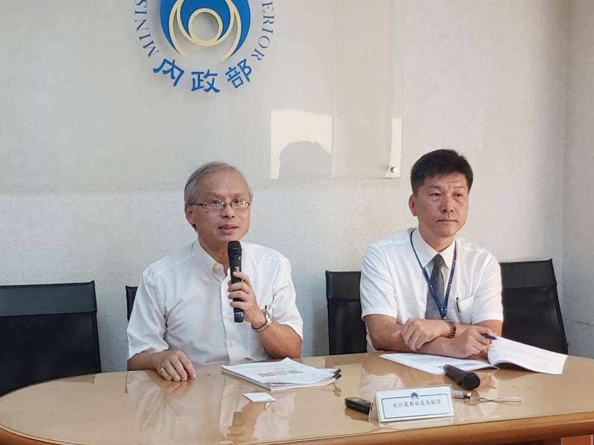 內政部統計處副處長鄭敏祿(左)說明統計結果。