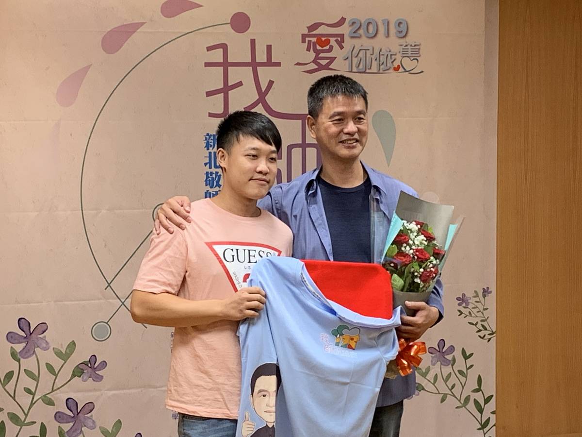 新北市昌福國小呂聰賢老師(右)與學生詹宇玄合影