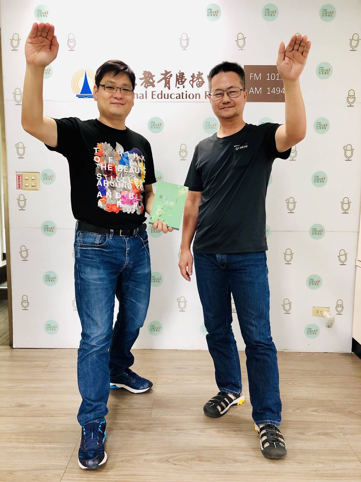 主持人鄭順聰與梁明輝做出攀岩的第一個動作。