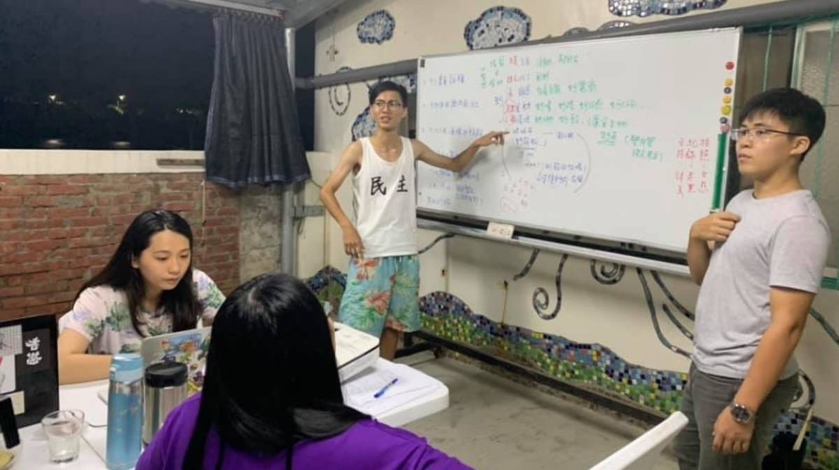 團隊藉由青年多次的會議討論激盪 希望找出布袋發展的新藍海