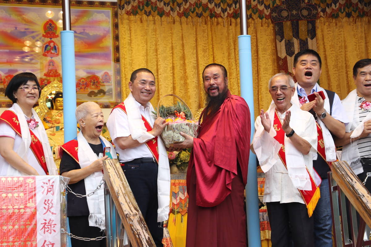 金剛上師特地送侯友宜一籃橘子，祝福市長施政大吉大利。