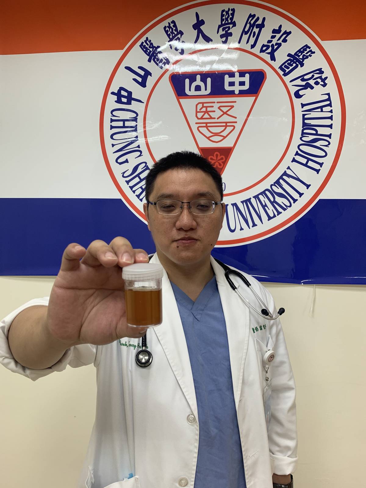兒童急診科謝宗學主任提醒肌肉痠痛是流感主要臨床表現之一，若出現下肢嚴重疼痛到無法走路或茶色尿液，可能併發橫紋肌溶解症，請立即帶孩子到小兒急診室看診，避免危及生命的嚴重併發症發生。