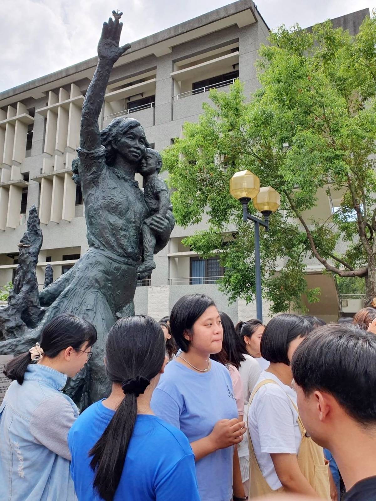 雕塑藝術大師蒲添生遺作「羽化成蝶林靖娟紀念銅像」，即日起置於臺東大學展出，除了緬懷林靖娟老師的義行，也盼藉由浦添生老師的創作精神，帶給學生更多啟發。