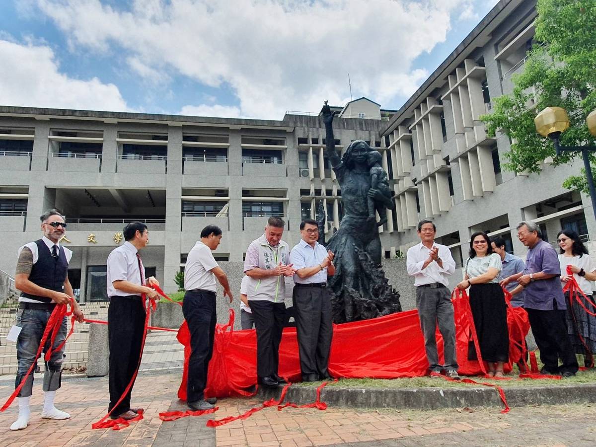 雕塑藝術大師蒲添生遺作「羽化成蝶林靖娟紀念銅像」，即日起置於臺東大學展出，除了緬懷林靖娟老師的義行，也盼藉由浦添生老師的創作精神，帶給學生更多啟發。