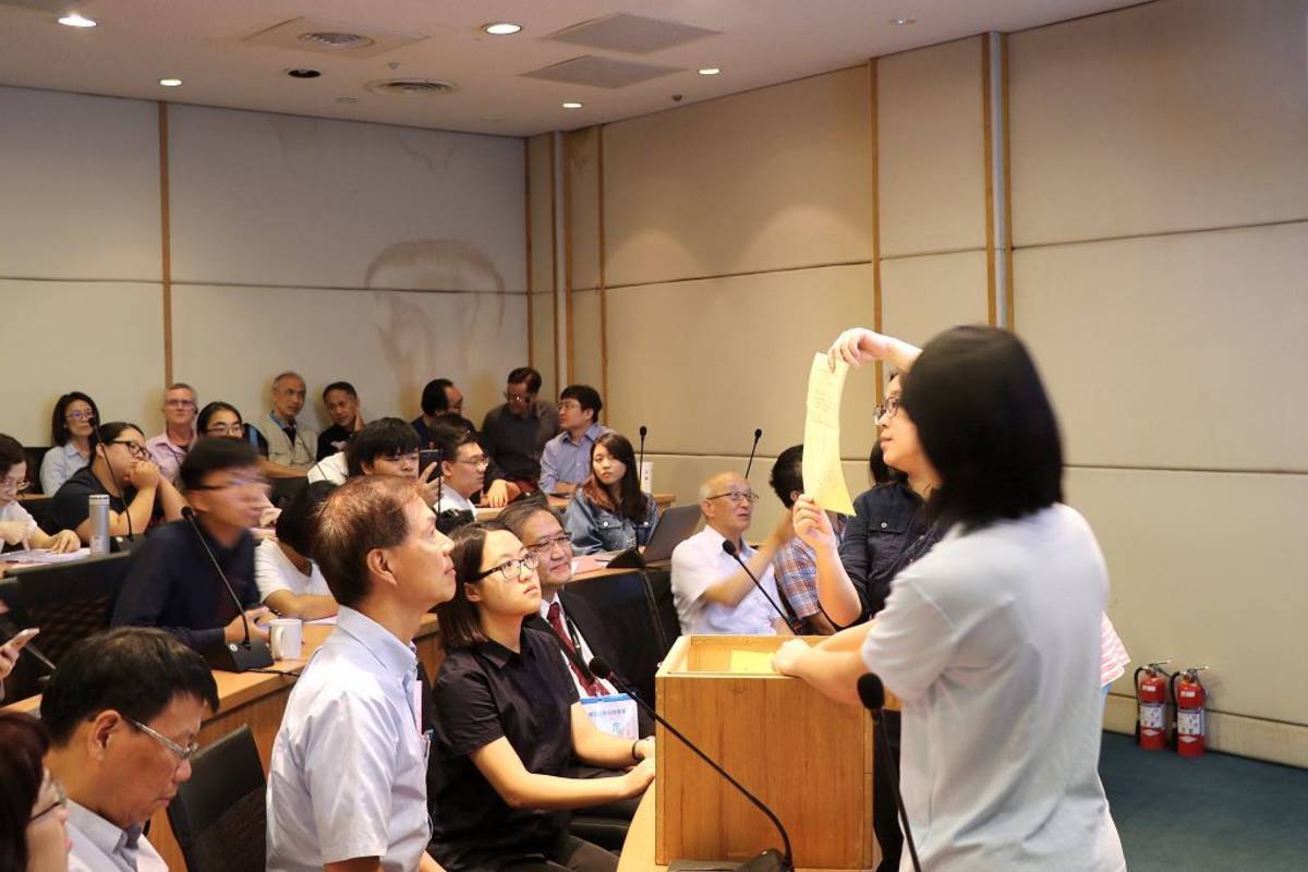 陽明大學校務會議針對兩校合併計畫書進行開票(陽明大學提供)