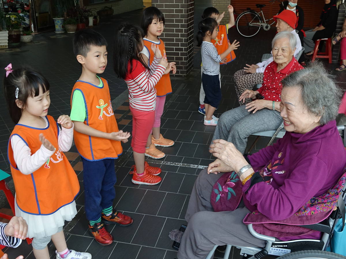 陪伴社區輪椅幼兒園的長輩