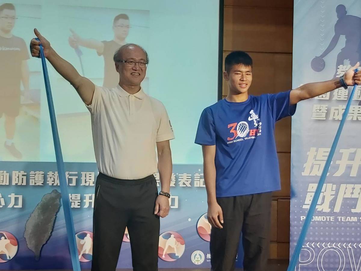教育部次長林騰蛟(左)與豐原高商排球隊選手一起示範彈力帶訓練