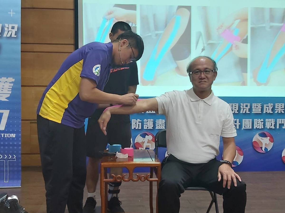 南山高中防護員為教育部次長林騰蛟(右)示範貼紮。