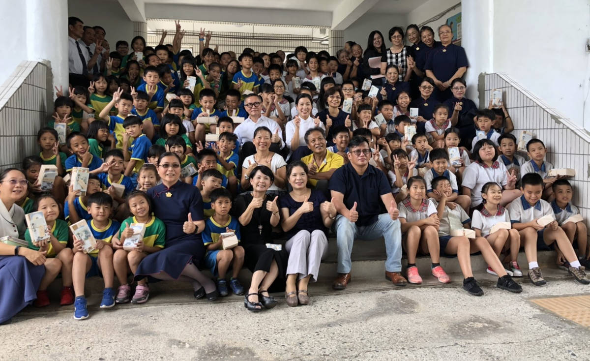 豐榮國小校長毛慧莉邀請來賓共同見證靜思閱讀書軒啟用。
