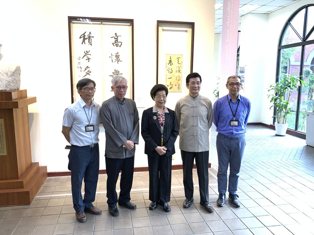 (左起)史博館館長廖新田、國父紀念館館長梁永斐及監察院長張博雅等貴賓共同欣賞于右任劉延濤書畫精選展