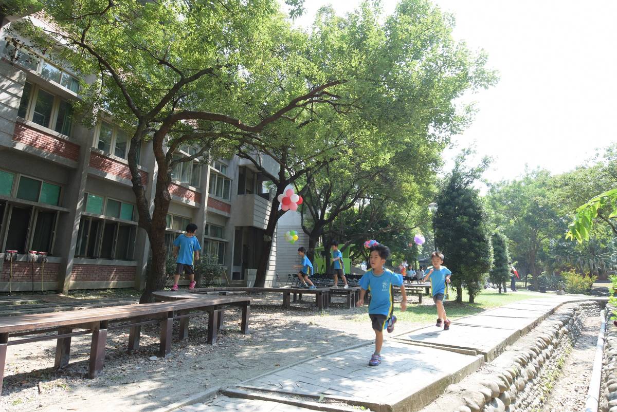 彰化縣新民國小的創意遊戲場營造森林小學的氛圍