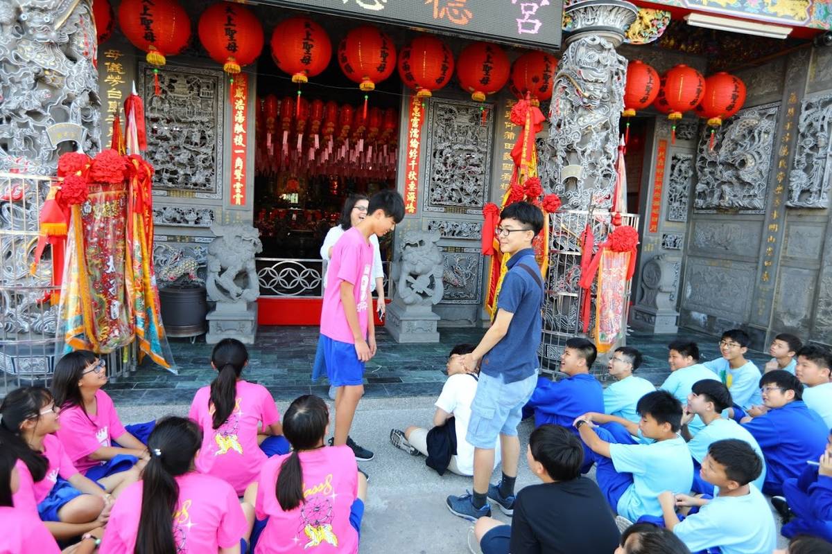 今年學校接待韓國姊妹校來訪，安排外國學生一起踏查日南地區的信仰中心「慈德宮」(日南國中提供)