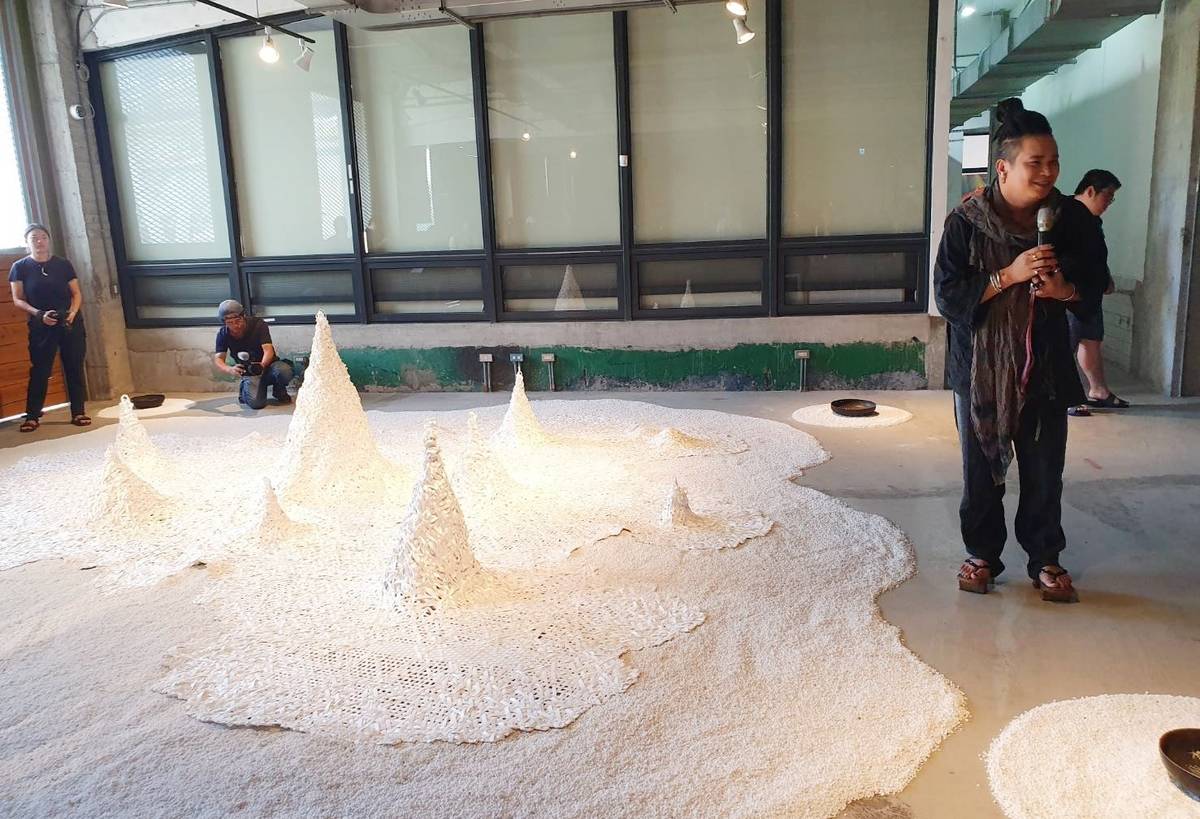 東冬‧侯溫的作品《波波拔》，在細碎的白石上，以打包帶捆出一座座看似山岳般高低起伏的聲波，探討「遷徙被停止後的變遷」。