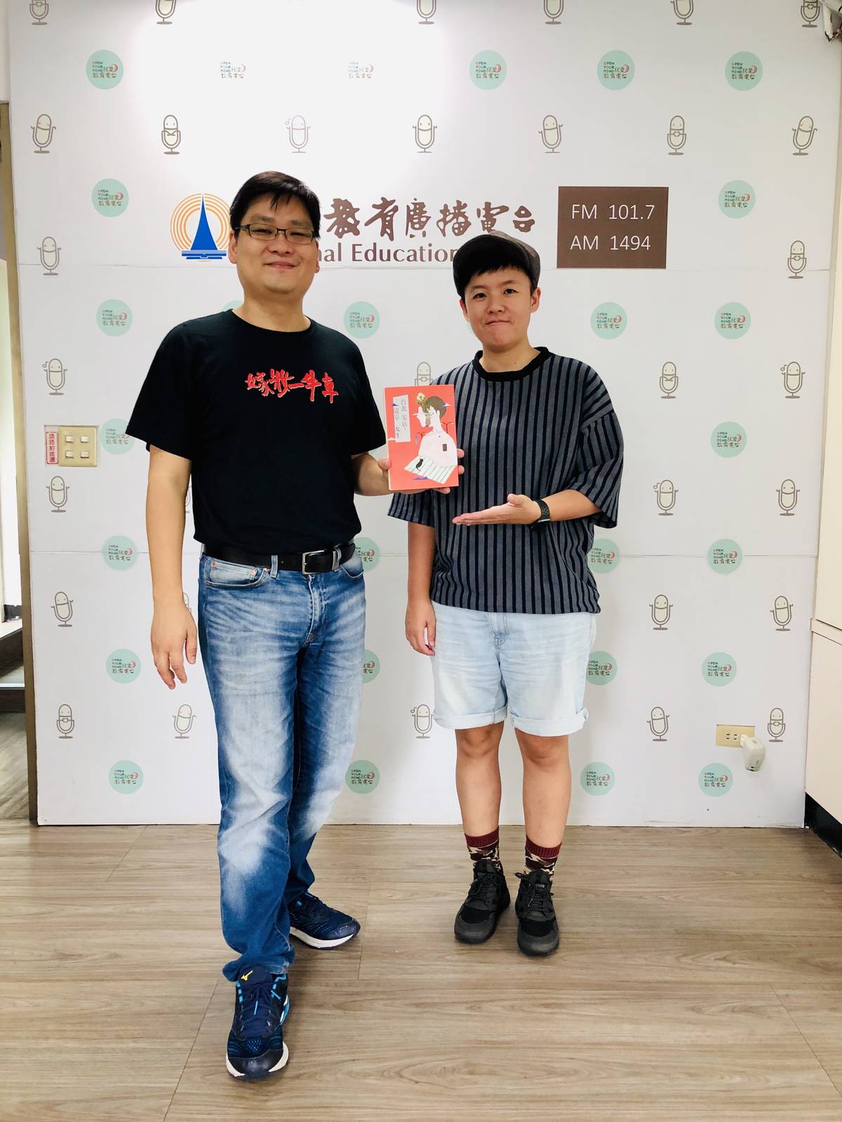 兩位文學人在空中相見。