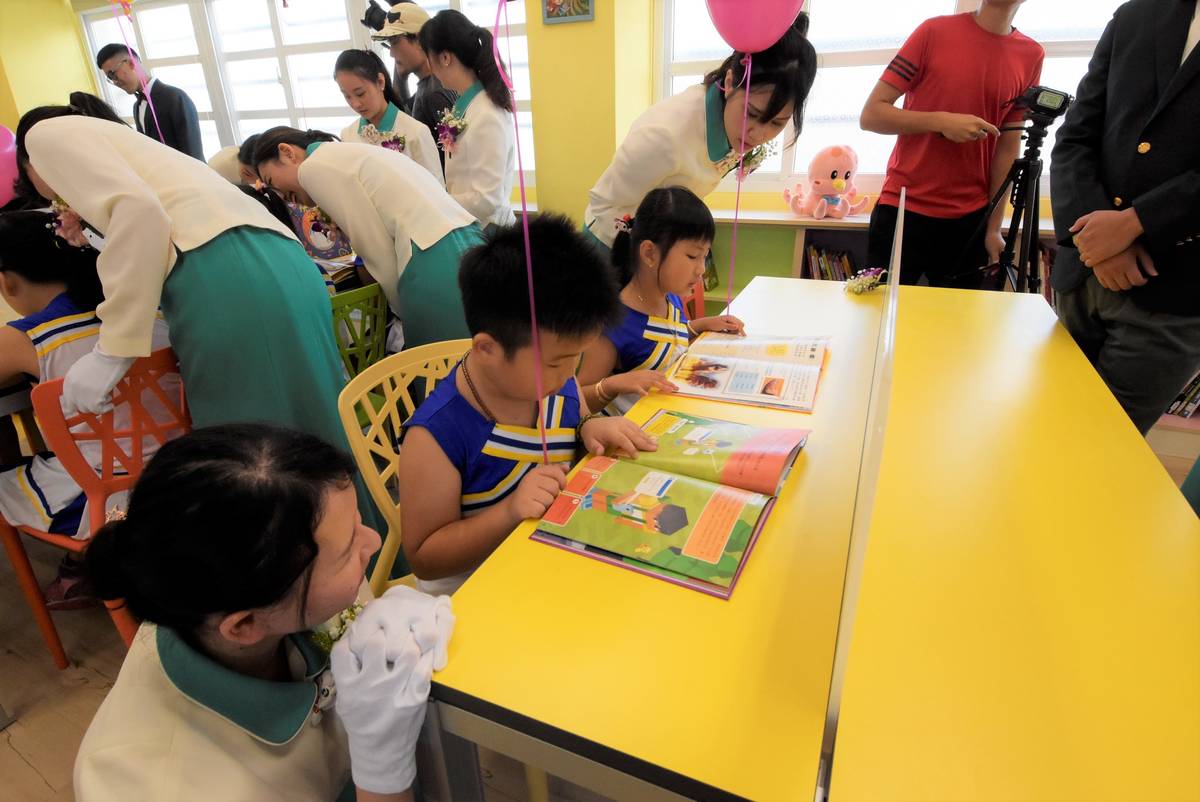 大榮國小玉山圖書館啟用典禮上帶領學童讀書