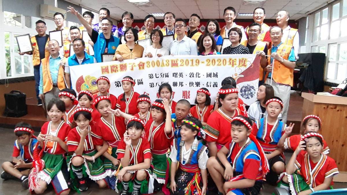 國際獅子會300A3區第8分區主席洪松齡暨臺北市聯邦獅子會，捐贈三民國小阿美族表演服裝20套，及夏季運動服150套。
