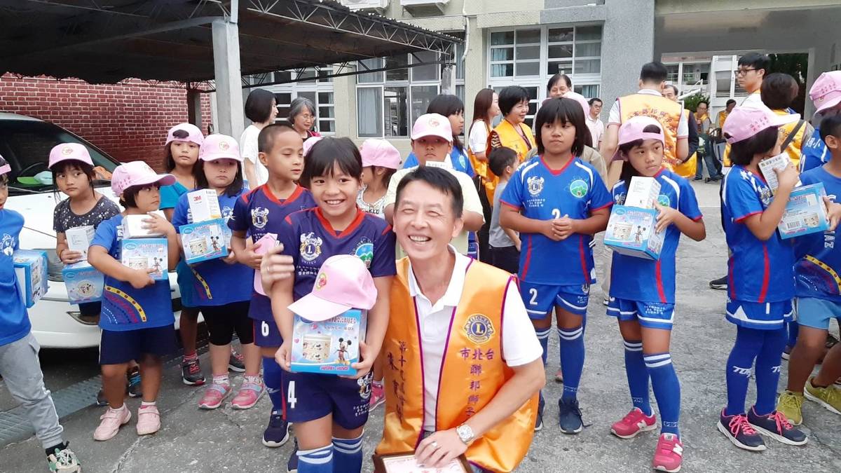 臺北市聯邦獅子會捐助207,800元經費補助初來國小推動足球運動。