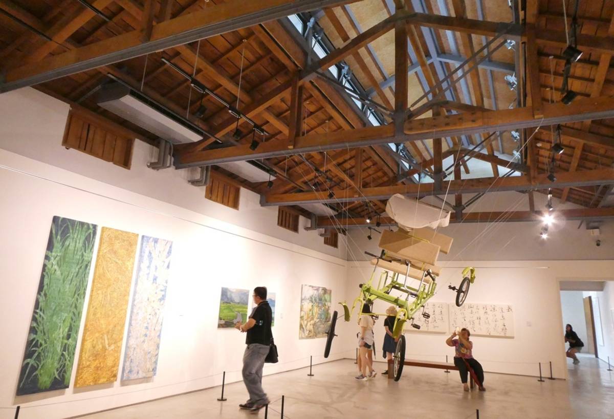 池上穀倉藝術館推出最新一期展覽「雲影天光，我們騎過池上的綠與黃」。