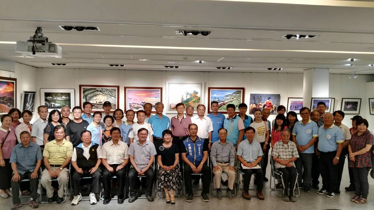 臺東縣東海岸攝影學會會員與來賓合影。
