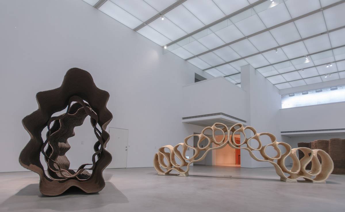 《以光織界：徐永旭的藝術世界》展覽，純白的105展間與作品相互對話、呼應。