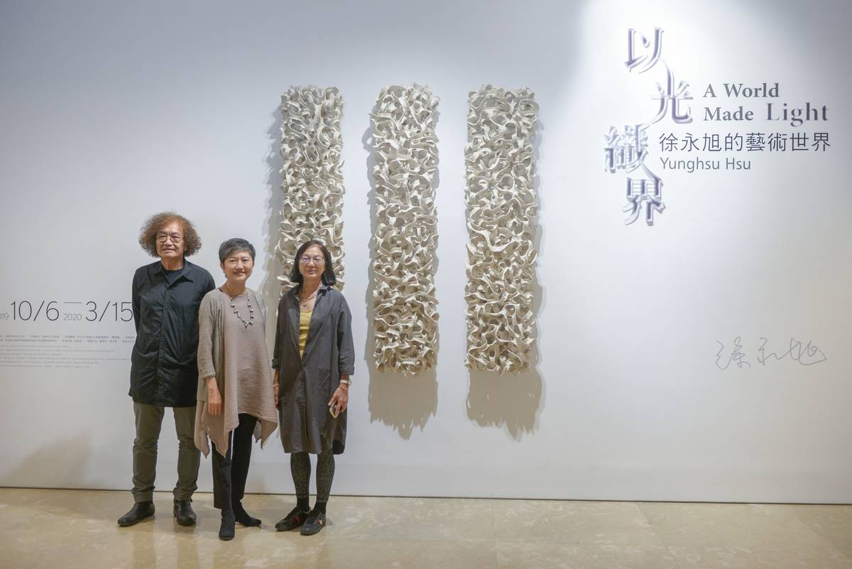《以光織界：徐永旭的藝術世界》展覽，(左起)藝術家徐永旭、高雄市立美術館館長李玉玲、徐永旭妻子林秀娘