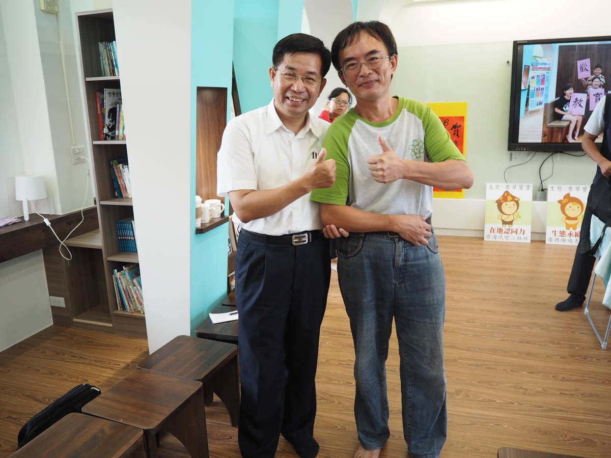 來自高雄的老師林宣佑(右)主要負責廣興國小「錢龍七響車鼓陣」的特色課程
