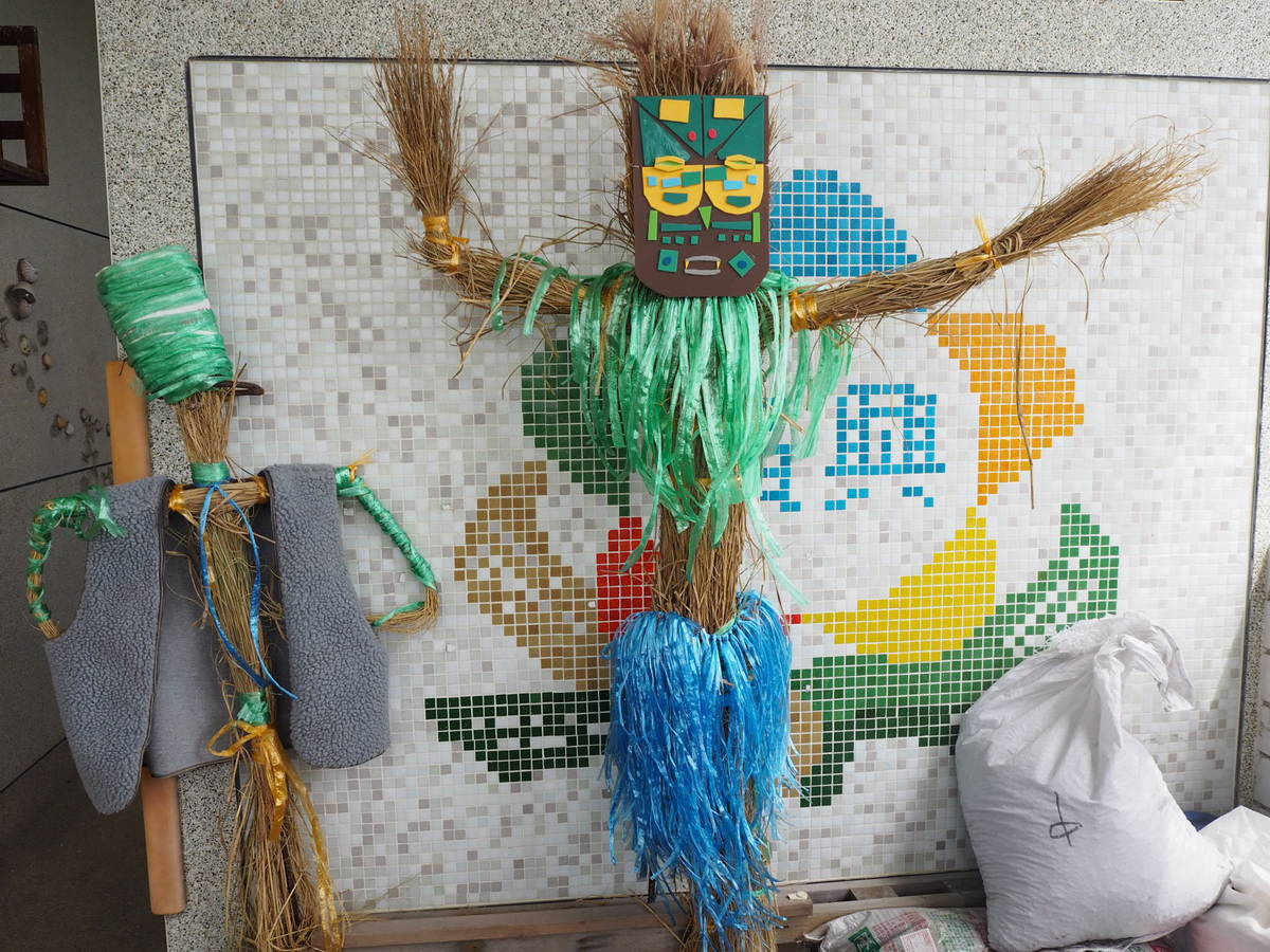 由彰化縣二林鎮廣興國小的學生為在地農民特製的稻草人