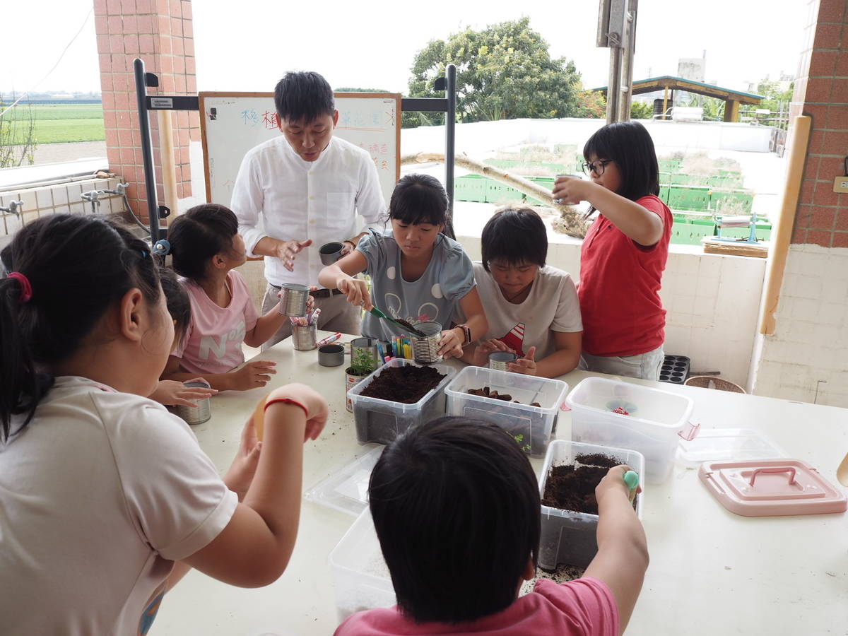 彰化縣二林鎮廣興國小同學認真選擇及盛裝移植香草植物所需的材料
