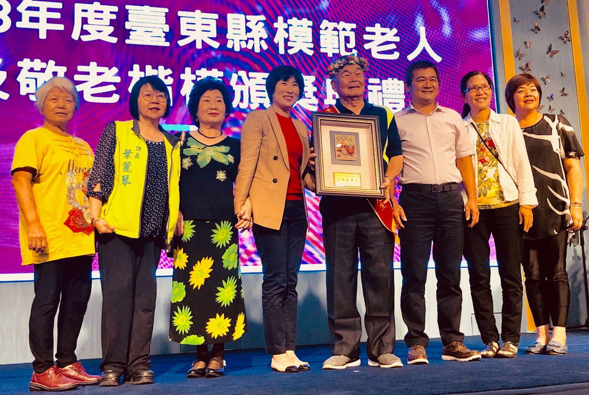 臺東縣模範老人及敬老楷模表揚活動在重陽節前登場，許多獲獎長輩的家人都歡歡喜喜的陪同上臺合影。