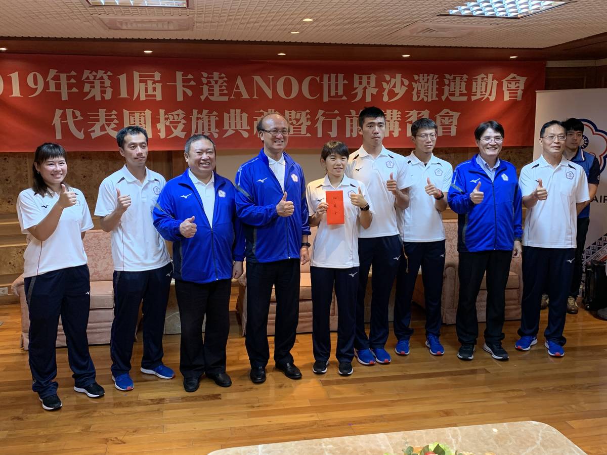 教育部次長林騰蛟(左4)提供選手們加菜金