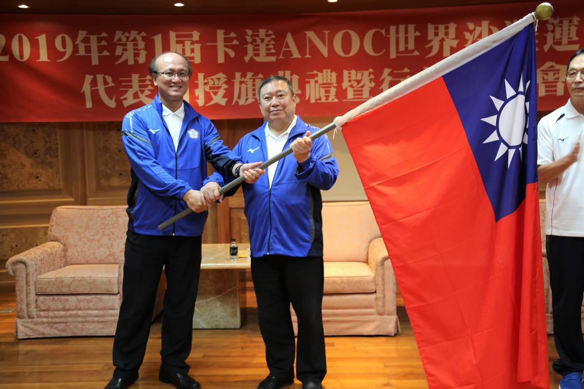 教育部次長林騰蛟(左)授旗予代表團團長林鴻道主席(右)