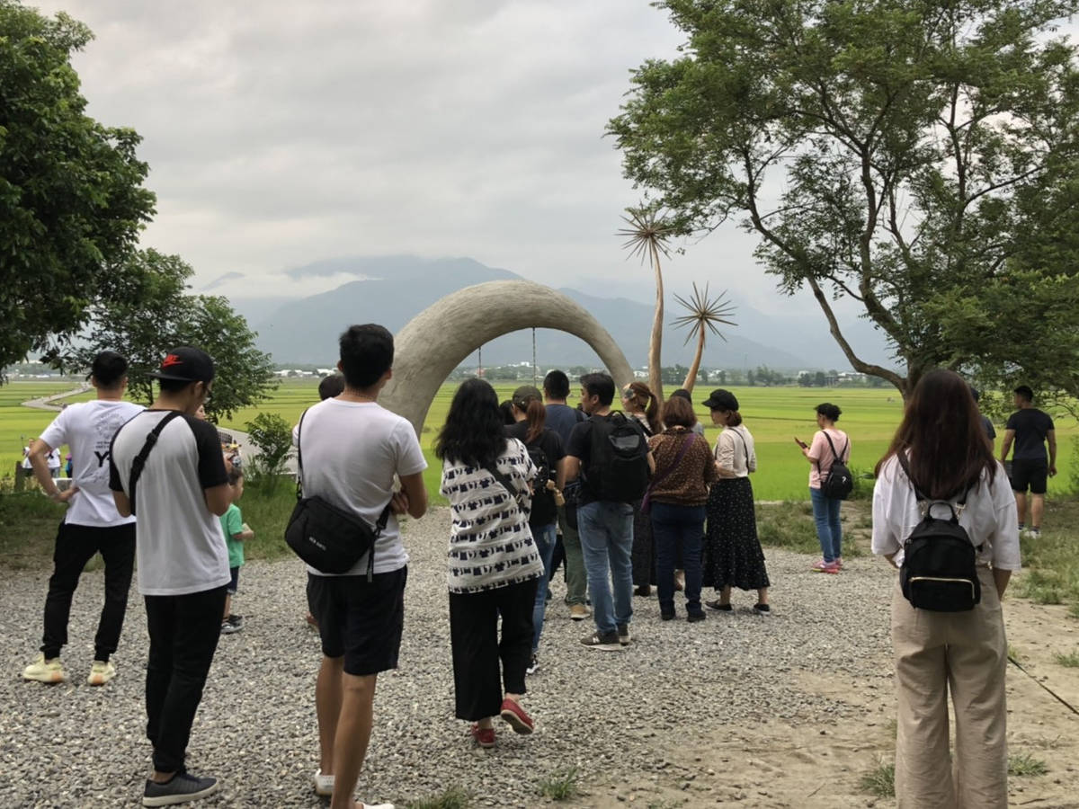 漂鳥197-縱谷大地藝術季的作品之一「自然療癒」，因背景是池上萬畝良田及層疊青山，民眾大排長龍拍照打卡。