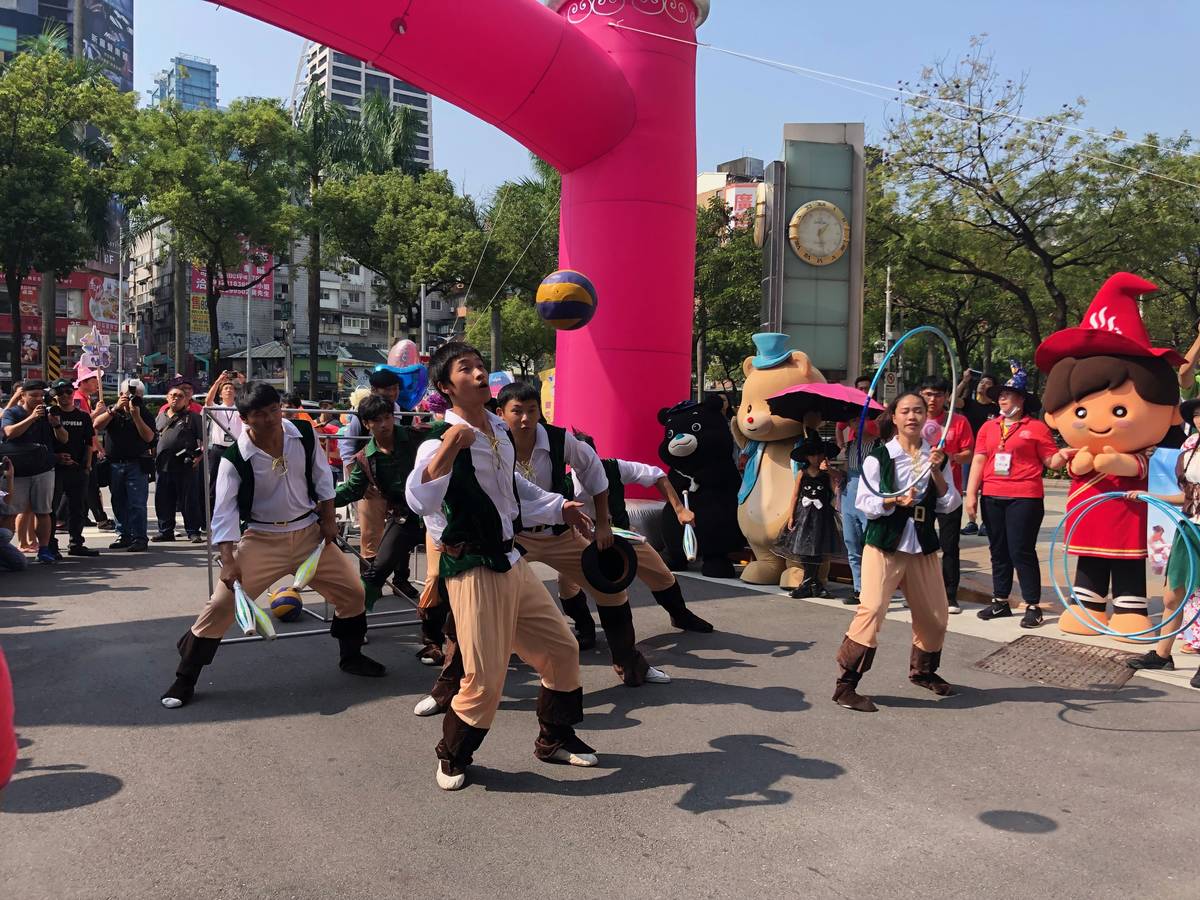 商圈嘉年華活動的踩街表演