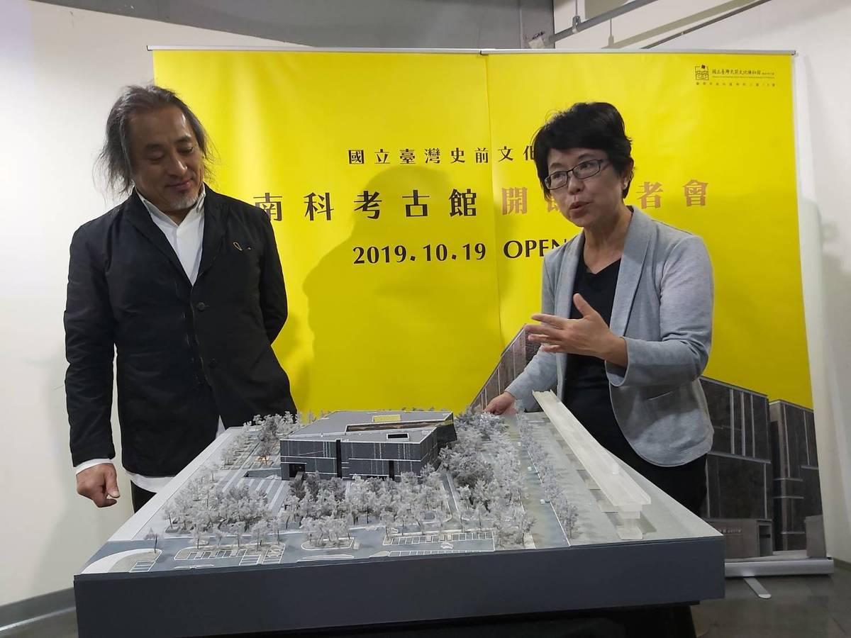 國立台灣史前博物館館長王長華(右)與建築師姚仁喜說明南科考古館建築