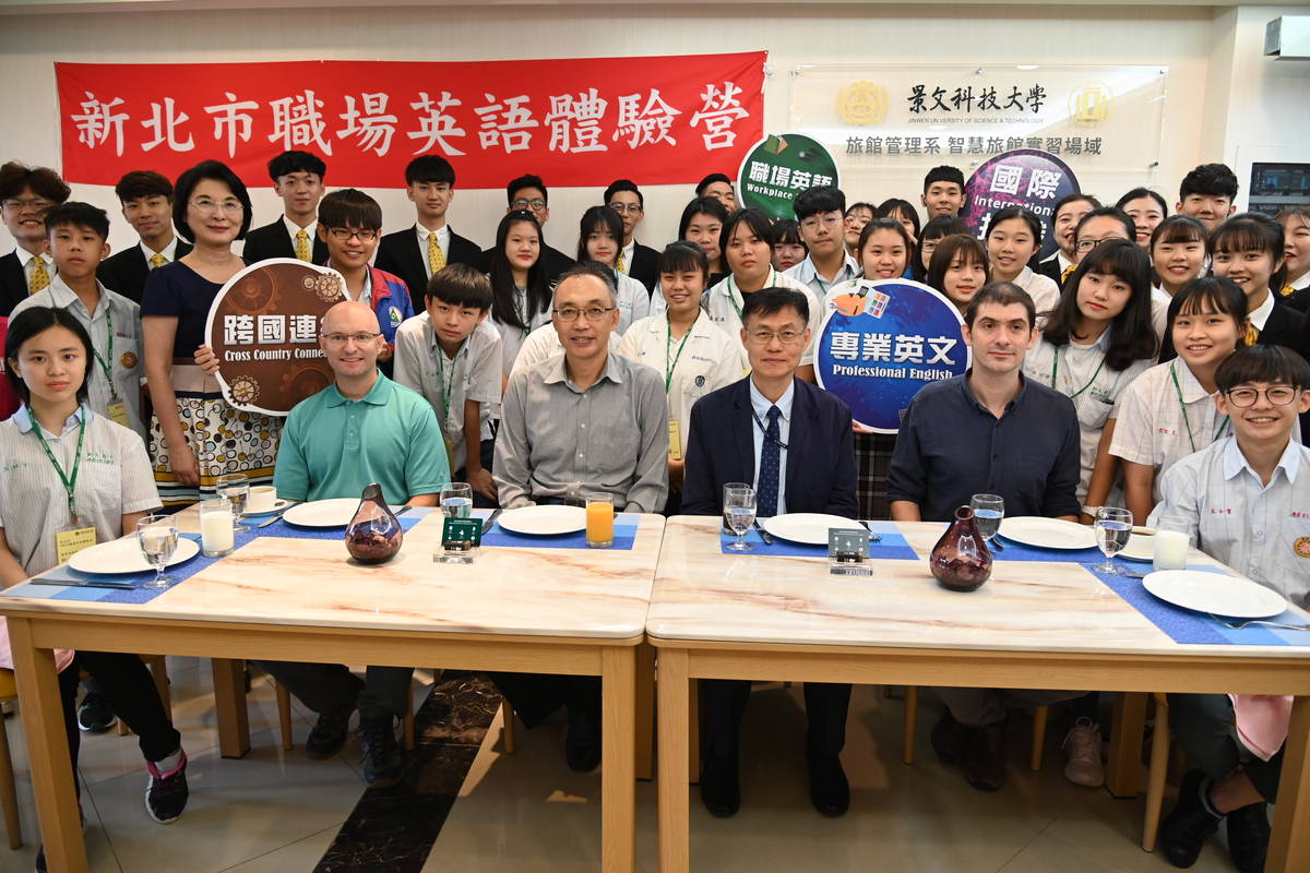 新北市副市長謝政達、教育局長張明文與師生們合影